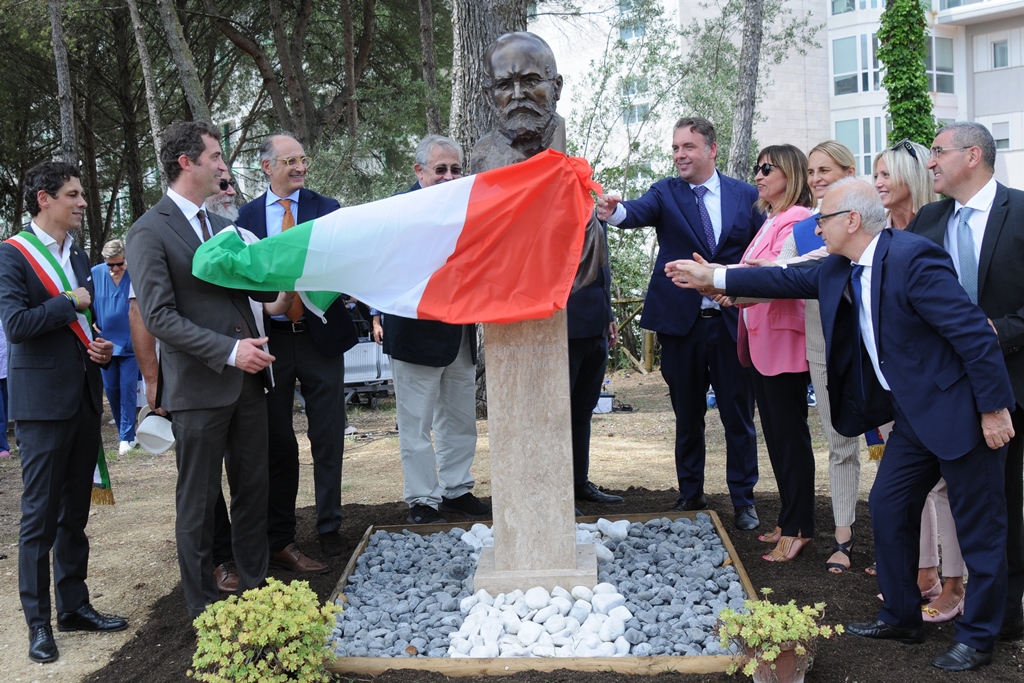 foto 1 la scopertura della statua di ignac semelweis
