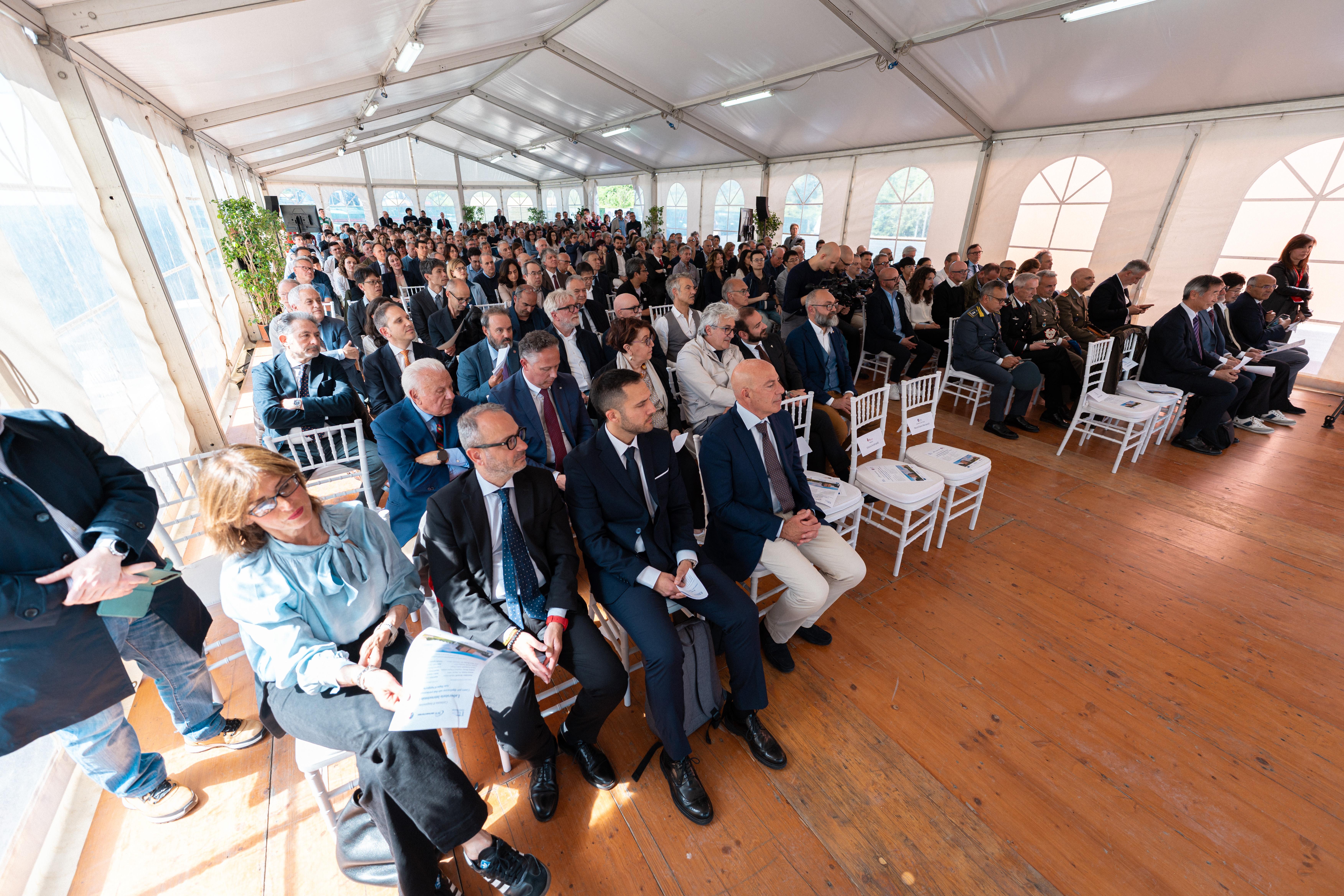14 Il pubblico durante l'inaugurazione del Laboratorio CAOS