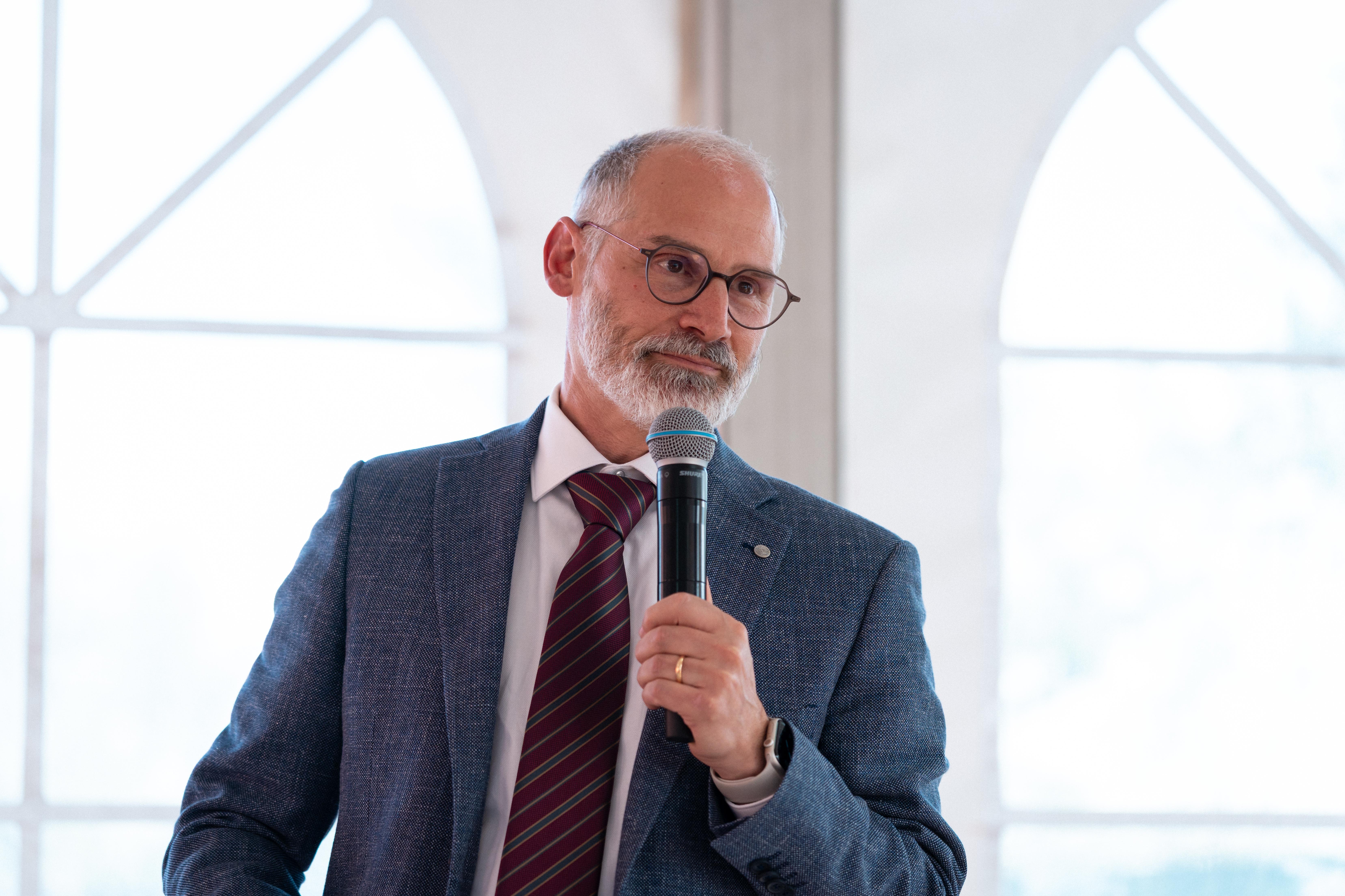 18 Il Prof. Helios Vocca, coordinatore scientifico del Laboratorio CAOS