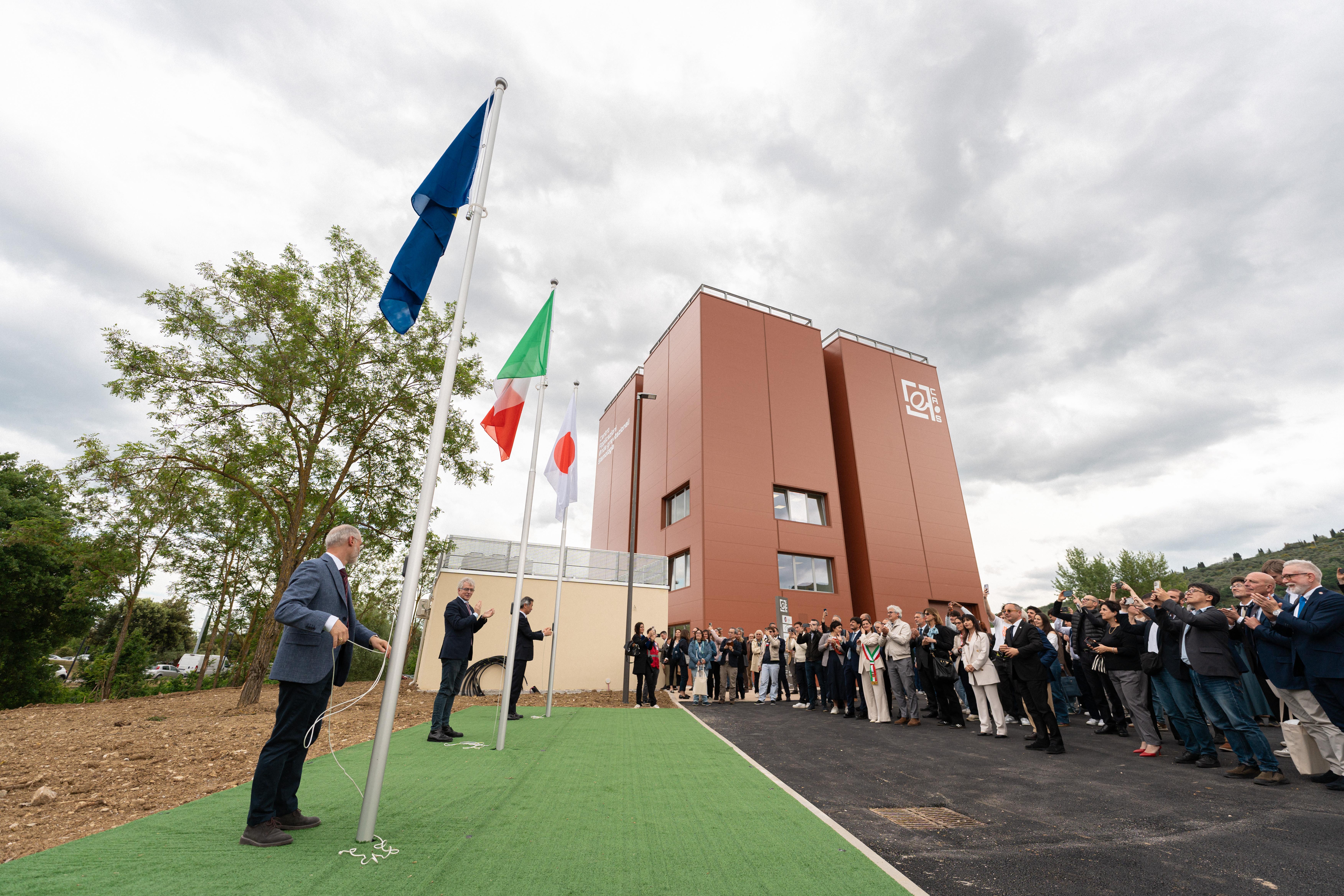19 La cerimonia dell'alzabandiera