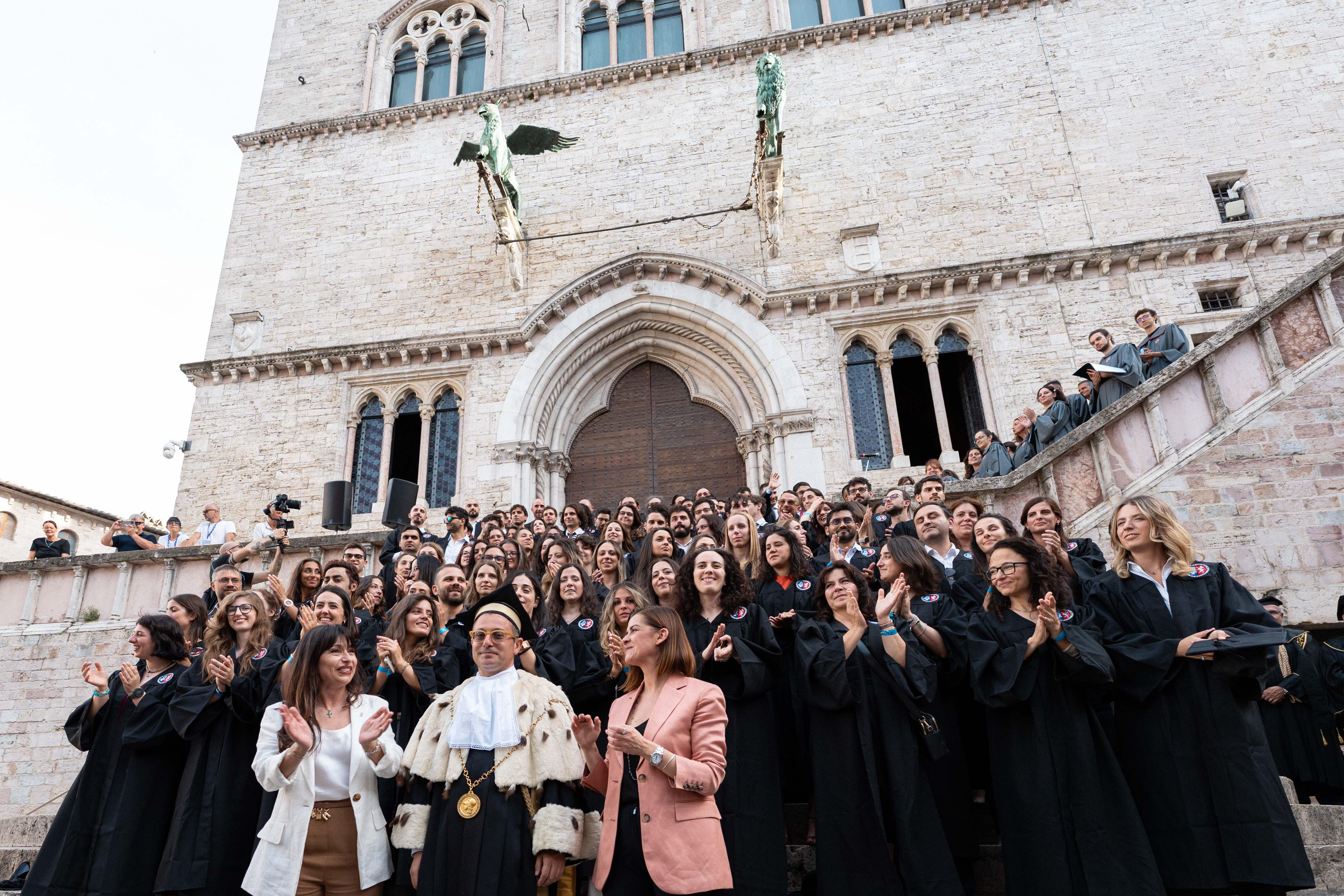 11 - Un'istantanea sulla scalinata di Palazzo dei Priori