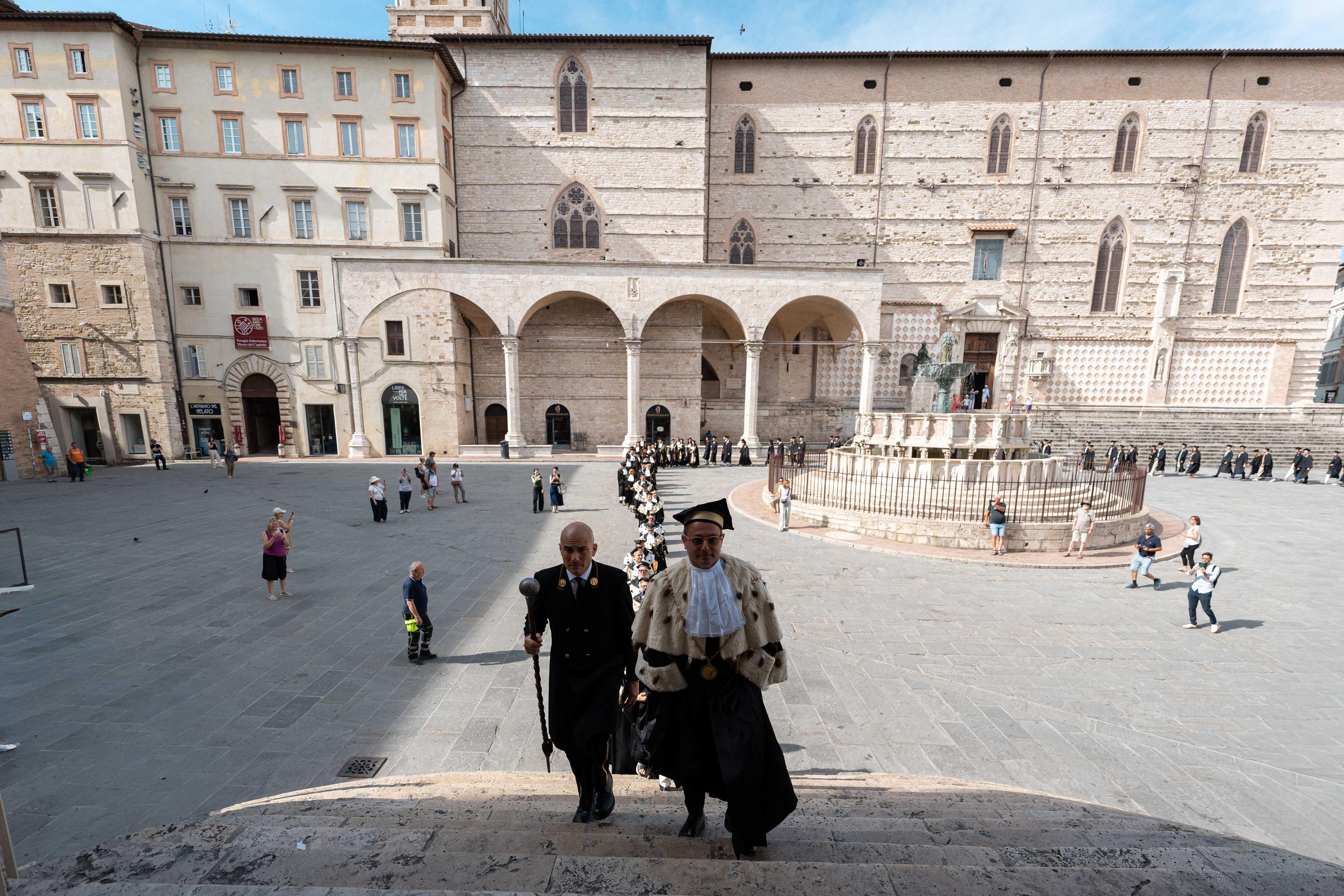 4 - Il Corteo sale la scalinata di Palazzo dei Priori