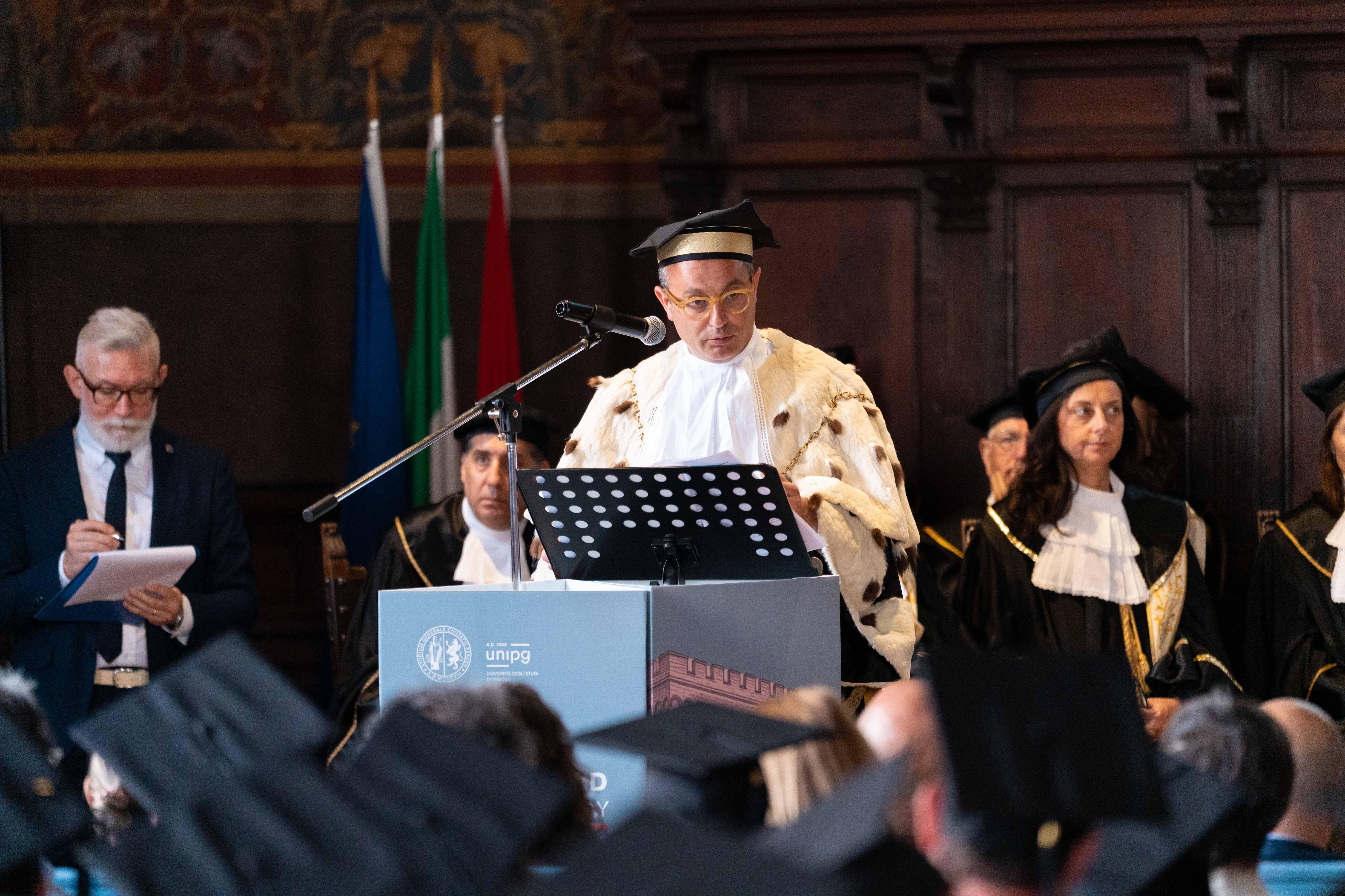 6 il magnifico rettore durante il suo intervento
