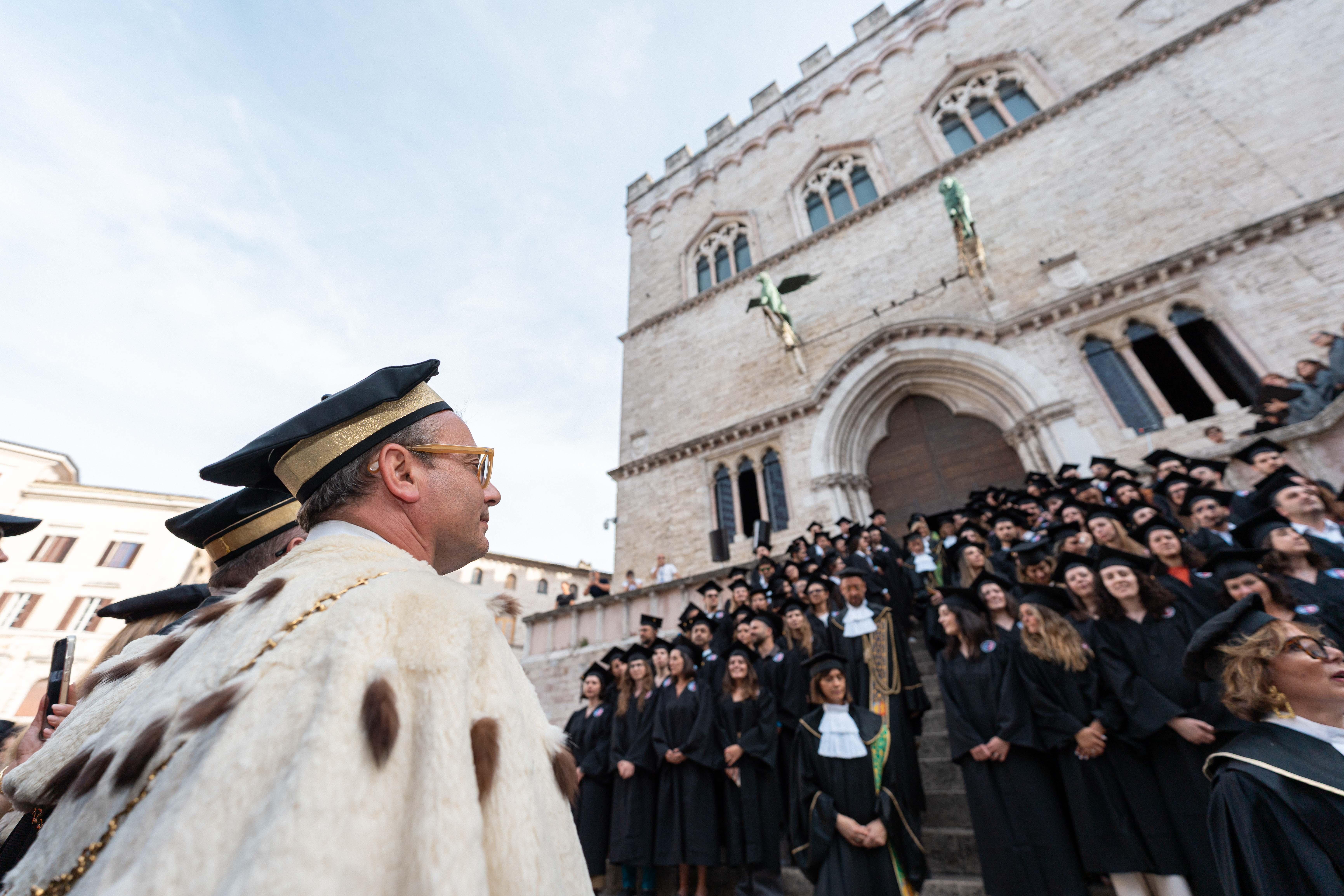 8 - Un'istantanea sulla scalinata di Palazzo dei Priori