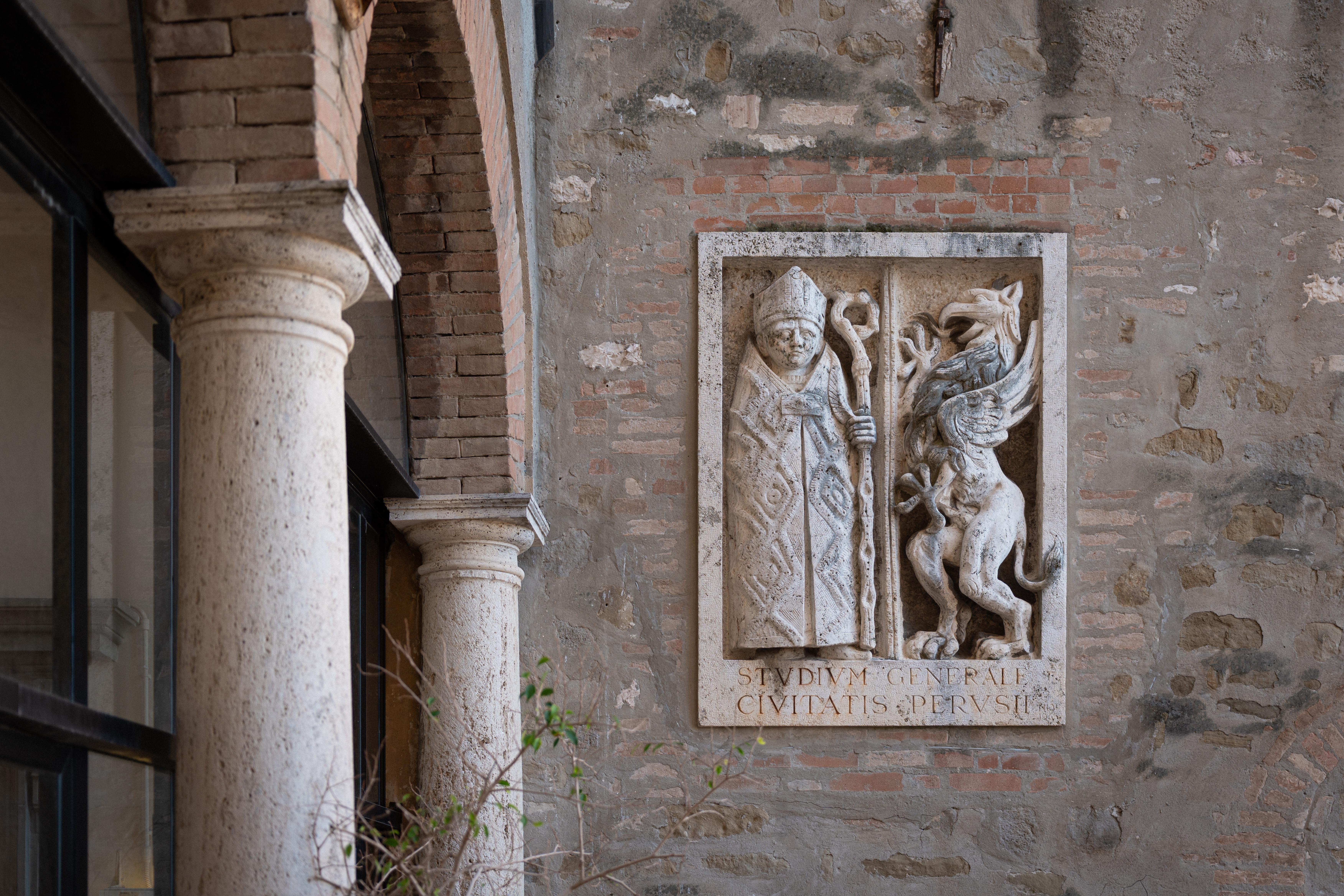 4 - Bassorilievo di Sant’Ecolano e il Grifo